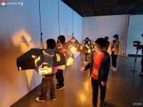 어린이들이 집을 머리에 쓰고 미술관에 입장했습니다! | 서울시 - 내 손안에 서울 어린이들이 집을 머리에 쓰고 미술관에 입장했습니다! 