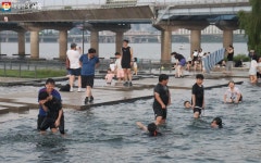 아직 물놀이 가능한강! 여의도물빛광장에서 눕콘까지 즐겨요 | 서울시 - 내 손안에 서울 아직 물놀이 가능한강! 여의도물빛광장에서 눕콘까지 즐겨요
