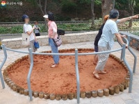 안산에도 황톳길 개장! 맨발로 흙을 밟는 이 기분 신세계야~ | 서울시 - 내 손안에 서울 안산에도 황톳길 개장! 맨발로 흙을 밟는 이 기분 신세계야~ 