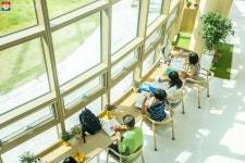 초록뷰에 개방감 가득! 서초구에 새로 생긴 숲속도서관 | 서울시 - 내 손안에 서울