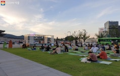 광화문광장에 누워 달빛요가를! 고단한 하루를 위로하는 시간 | 서울시 - 내 손안에 서울 광화문광장에 누워 달빛요가를! 고단한 하루를 위로하는... 