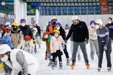 더 이상 벽 짚기 그만~ 스케이팅 교실에서 타는 법 배워요! | 서울시 - 내 손안에 서울 더 이상 벽 짚기 그만~ 스케이팅 교실에서 타는 법 배워요! 