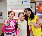 스마트 경로당, 어르신 놀이터에서 내 인생의 화양연화 | 서울시 - 내 손안에 서울 디지털 기기도 척척! 스마트 경로당, 어르신 놀이터에서 내... 