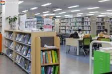 새단장한 강동도서관 가보니… | 서울시 - 내 손안에 서울 지금 기분에 딱 어울리는 책 추천? 새단장한 강동도서관 가보니…