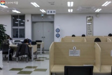 지금 기분에 딱 어울리는 책 추천? 새단장한 강동도서관 가보니… | 서울시 - 내 손안에 서울 지금 기분에 딱 어울리는 책 추천? 새단장한... 