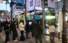 퇴근길 대란 있었던 명동입구 얼마나 달라졌나? 신설 정류소 가보니... 서울 퇴근길 대란 있었던 명동입구 얼마나 달라졌나? 신설 정류소 가보니…