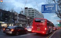 퇴근길 대란 있었던 명동입구 얼마나 달라졌나? 신설 정류소 가보니... 서울 퇴근길 대란 있었던 명동입구 얼마나 달라졌나? 신설 정류소 가보니…