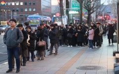 퇴근길 대란 있었던 명동입구 얼마나 달라졌나? 신설 정류소 가보니... 서울 퇴근길 대란 있었던 명동입구 얼마나 달라졌나? 신설 정류소 가보니…