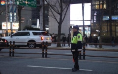 퇴근길 대란 있었던 명동입구 얼마나 달라졌나? 신설 정류소 가보니... 서울 퇴근길 대란 있었던 명동입구 얼마나 달라졌나? 신설 정류소 가보니…