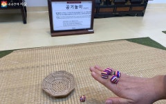 102년 된 한옥에서 계동마님 찾고 보물 찾고…북촌 나들이 | 서울시 - 내 손안에 서울 102년 된 한옥에서 계동마님 찾고 보물 찾고…북촌... 