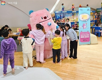 이색 시청투어 해볼까…서울광장에 '해치의 마법마을' 팝업 | 서울시 - 내 손안에 서울 이색 시청투어 해볼까…서울광장에 '해치의 마법마을' 팝업