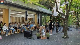 봄날 호숫가에서의 야외음악회, 너무 낭만적이야! 예술품은 매력정원 | 서울시 - 내 손안에 서울 봄날 호숫가에서의 야외음악회, 너무... 