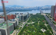 쟁반 같이 둥근 서울달, 여의도 위에 떴지! 23일부터 정식 운영... 내 손안에 서울 쟁반 같이 둥근 서울달, 여의도 위에 떴지! 23일부터 정식 운영