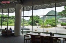 경복궁 왔다면 청와대 사랑채 방문 필수! 골목 정보부터 청와대 경치까지 | 서울시 - 내 손안에 서울 경복궁 왔다면 청와대 사랑채 방문 필수!... 