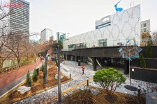 석촌호수가 더 특별해지는 순간! 이끌리듯 더 갤러리 호수 관람했어요 | 서울시 - 내 손안에 서울 석촌호수가 더 특별해지는 순간! 이끌리듯 더... 