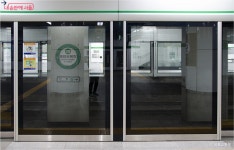 서울지하철이 주목 받는 이유! 사고·열차풍 막아주는 승강장 안전문 | 서울시 - 내 손안에 서울 서울지하철이 주목 받는 이유! 사고·열차풍... 