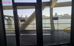 한강을 바라보며 무료로 LP 들을 수 있는 곳은? | 서울시 - 내 손안에 서울 혼자라서 더 운치 있다! 한강을 바라보며 무료로 LP 들을 수 있는 곳은?