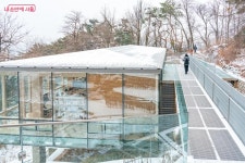 통창 통해 인왕산의 사계절을 즐겨볼까 인왕산 숲속 쉼터 | 서울시 - 내 손안에 서울 통창 통해 인왕산의 사계절을 즐겨볼까 인왕산 숲속 쉼터