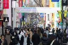 쇼핑의 메카 명동, 문인과 예술인들의 아지트였다? | 서울시 - 내 손안에 서울 쇼핑의 메카 명동, 문인과 예술인들의 아지트였다?