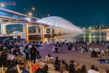 피크닉 하기 좋은 봄밤, 무지갯빛 물든 반포한강공원으로 떠나요... 내 손안에 서울 피크닉 하기 좋은 봄밤, 무지갯빛 물든 반포한강공원으로 떠나요