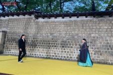 런웨이가 된 덕수궁 돌담길, 그곳에서 한복의 무한 매력에 반하다!... | 서울시 - 내 손안에 서울 런웨이가 된 덕수궁 돌담길, 그곳에서 한복의 무한... 