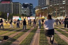이렇게 신나는 운동이라니! K-POP 댄스로 흥겨웠던 광장의 밤 | 서울시 - 내 손안에 서울 이렇게 신나는 운동이라니! K-POP 댄스로 흥겨웠던... 