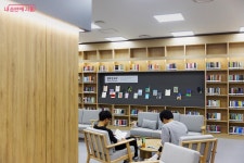 숲속도서관의 끝판왕이 나타났다! 강동숲속도서관 개관 | 서울시 - 내 손안에 서울 숲속도서관의 끝판왕이 나타났다! 강동숲속도서관 개관