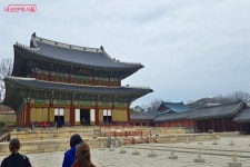 걸어서 도심 속으로! 한결 편해진 보행친화거리 창경궁로 | 서울시 - 내 손안에 서울 걸어서 도심 속으로! 한결 편해진 보행친화거리 창경궁로