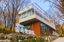 책과 숲이 있는 피서지 대현산 숲속 책 쉼터 | 서울시 - 내 손안에 서울 냉방 완비, 무료 이용! 책과 숲이 있는 피서지 대현산 숲속 책 쉼터 