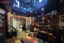 낮에는 카페, 밤에는 공연장! 홍대 제비다방의 두 가지 매력 | 서울시 - 내 손안에 서울 낮에는 카페, 밤에는 공연장! 홍대 제비다방의 두 가지 매력