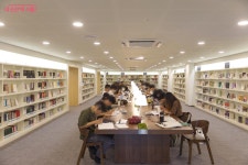 베일 벗은 강동중앙도서관 둘러보기 | 서울시 - 내 손안에 서울 서울 자치구 중 최고 규모!? 베일 벗은 강동중앙도서관 둘러보기