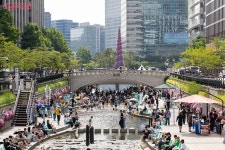 복원 20년 맞은 청계천, 세계인이 즐겨찾는 핫플로 | 서울시 - 내 손안에 서울 복원 20년 맞은 청계천, 세계인이 즐겨찾는 핫플로