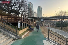 접근성 좋아진 도림천 데크길 따라 겨울 산책 가볼까? | 서울시 - 내 손안에 서울 안전하고 접근성 좋아진 도림천 데크길 따라 겨울 산책 가볼까? 