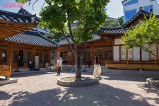 도심 속 한옥 무계원에서 만난 한국의 차와 옛 그릇 이야기 | 서울시 - 내 손안에 서울 도심 속 한옥 무계원에서 만난 한국의 차와 옛 그릇 이야기