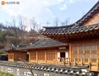 한옥에서 음미하는 문학의 향기 청운문학도서관 > 내 손안에 서울 > 서울이야기 > 시민소통 > 정보소통광장 한옥에서 음미하는 문학의 향기... 