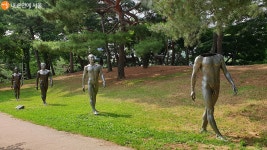 조각작품과 산책 어때요? 소마미술관 야외조각공원 > 내 손안에 서울 > 서울이야기 > 시민소통 > 정보소통광장 조각작품과 산책 어때요?... 