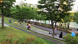 도심 속 호숫가 산책…잔잔한 평화 밀려오네! > 내 손안에 서울 > 서울이야기 > 시민소통 > 정보소통광장 도심 속 호숫가 산책…잔잔한 평화 밀려오네!
