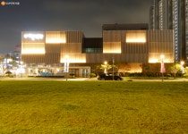 [사진] 어둠을 밝히는 송파책박물관 | 서울시 - 내 손안에 서울 [사진] 어둠을 밝히는 송파책박물관