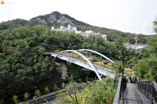 [사진] 무악재 하늘다리 건너 ‘안산(鞍山)자락길’ | 서울시 - 내 손안에 서울 [사진] 무악재 하늘다리 건너 ‘안산(鞍山)자락길’  