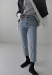 [밀리언코르][9367] 캣 브러쉬 하이웨스트 크롭 데님 (연청) [W CONCEPT]