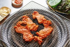 춘천에서 최초로 닭갈비를 만든 식당, 춘천 원조숯불닭불고기<세월에 담긴 신뢰, 지역의 오래된 가게<지역N문화 테마 춘천에서 최초로 닭갈비를... 