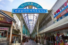 조선시대 15대 시장이었던 마산장을 잇는 부림시장<소중한 기억 속 푸짐한 情, 시장<지역N문화 테마 조선시대 15대 시장이었던 마산장을 잇는... 