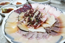 수천 년간 울산 사람들의 입맛을 지킨 장생포 고래고기<우리집의 맛과... 테마 수천 년간 울산 사람들의 입맛을 지킨 장생포 고래고기