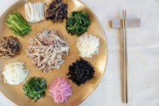 섭산삼과 맨드라미꽃물 들인 잡채에 담긴 400년 역사<우리집의 맛과 향, 향토음식<지역N문화 테마 섭산삼과 맨드라미꽃물 들인 잡채에 담긴... 