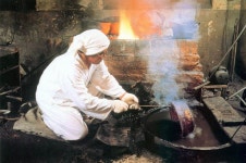 놋그릇을 만드는 유기장<소중한 기억 속 푸짐한 情, 시장<지역N문화 테마 놋그릇을 만드는 유기장