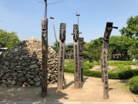 돌이나 나무로 만들어 세우는 장승신<마을신이 보호하는 우리마을, 마을신앙<지역N문화 테마 돌이나 나무로 만들어 세우는 장승신