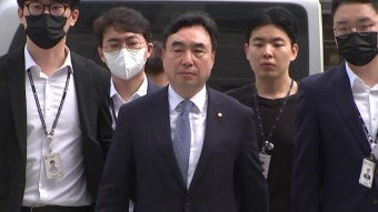 정치권 향하는 태양광 수사…신영대 의원 사무실 압수수색