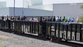 [지구촌 포토] ‘기차는 희망을 싣고’…마음 만은 특등열차 승객 | KBS 뉴스 [지구촌 포토] ‘기차는 희망을 싣고’…마음 만은 특등열차 승객