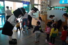 대전대덕경찰, 관내 유치원 ․어린이집, 청사 견학 프로그램 운영:내외신문 ≪내외신문≫ 대전대덕경찰, 관내 유치원 ․어린이집, 청사 견학... 