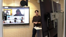폐품의 화려한 변신…시골 책방 이색 전시회 | KBS 뉴스 폐품의 화려한 변신…시골 책방 이색 전시회